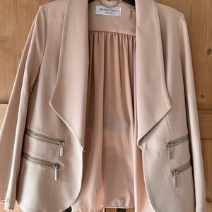 🔥Almond-colored jacket with zipper detail and drapey back. Size Small